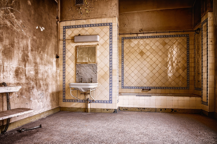 Installation of sanitary equipment: modern bathroom fixtures